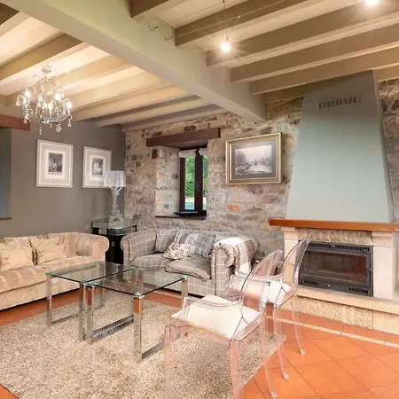 Casa De Aldea Con Piscina Calefactada Villaviciosa (Asturias)